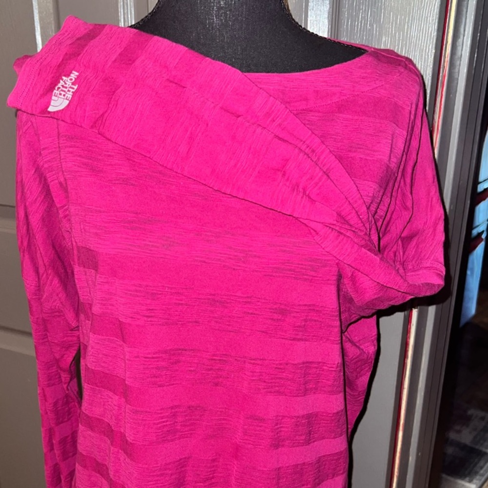 THE NORTH FACE -  Pink Long Sleeve Top XL athletic academia collegiate‎
